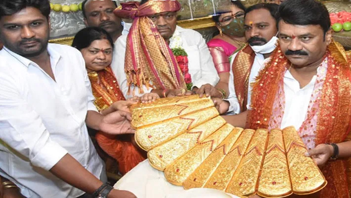 బల్కంపేట ఎల్లమ్మకు 2.5 కేజీల బంగారు చీర