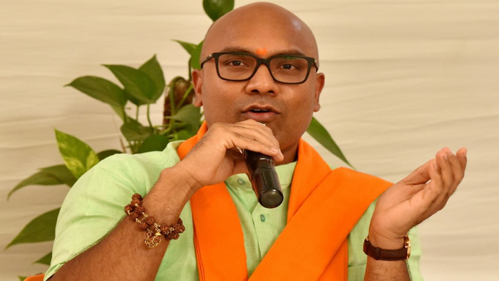 వారికి  పాస్‌పోర్ట్‌లు ఇవ్వడం దేశద్రోహమే