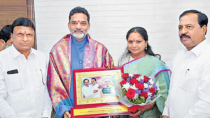 కేసీఆర్ సేవా పురస్కారం అందుకున్న కృష్ణమోహన్