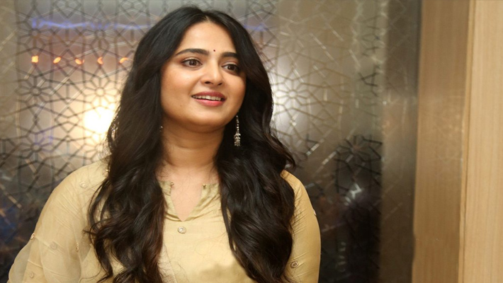 నిర్మాతలను డైలమాలో పడేసిన స్వీటీ..!