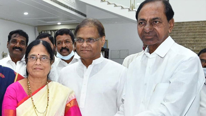 పట్టభద్రుల ఎమ్మెల్సీ బరిలో పీవీ కూతురు..