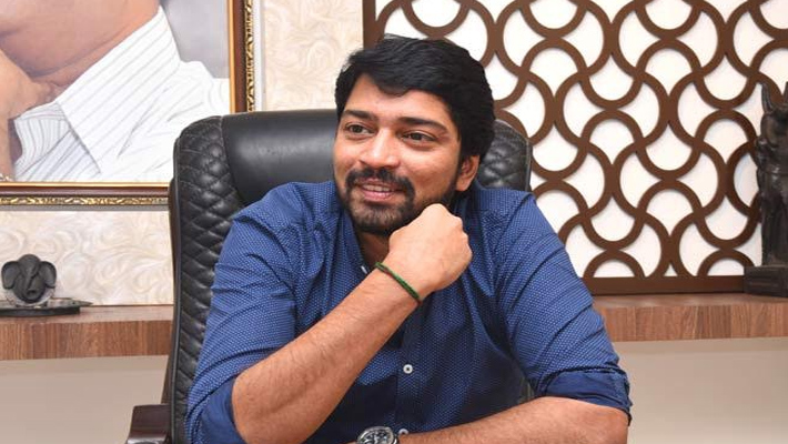 వెంకీతో సినిమా చేయాలని ముచ్చట పడుతున్న అల్లరోడు