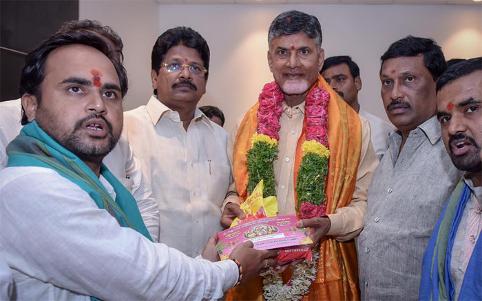 మహాకాళి బోనాల జాతరకు సీఎం చంద్రబాబుకు ఆహ్వానం