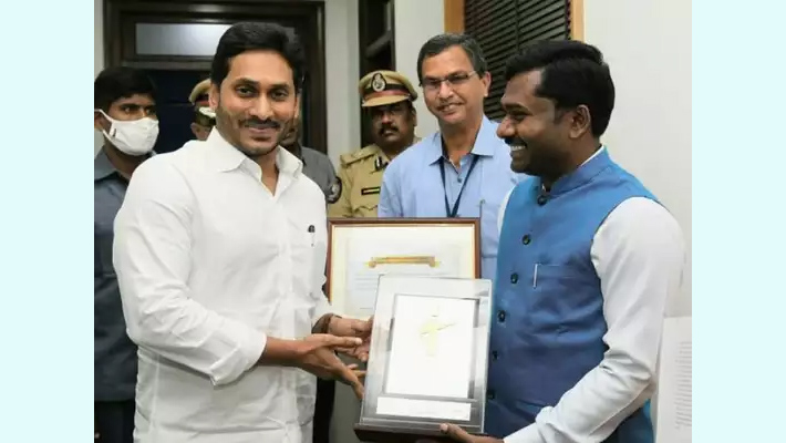 అనంతపురం కలెక్టర్ ను అభినందించిన సీఎం