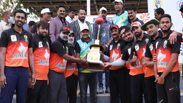 కొవిడ్ వారియర్స్ క్రికెట్ మ్యాచ్ ట్రోఫీలు అందించిన ఎంపీ సంతోష్ కుమార్