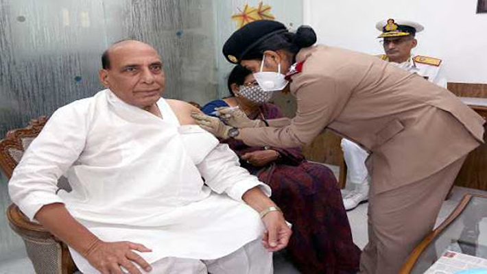 కోవిడ్ వ్యాక్సీన్ తీసుకున్న రక్షణమంత్రి  రాజ్‌నాథ్‌ సింగ్‌