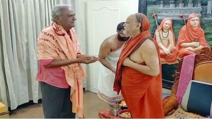 నారాయణ.. నారాయణ..! స్వామీజీనే ఓటు అడిగితివా..?