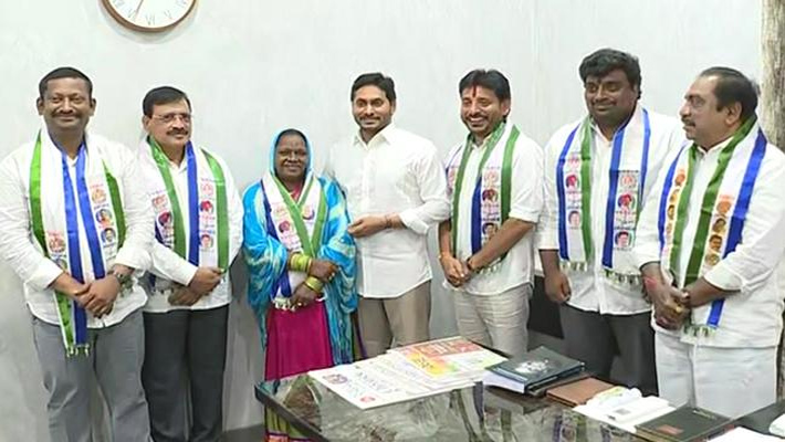 ఎమ్మెల్సీ అభ్యర్థులకు బీఫామ్ పత్రాలు అందజేసిన సీఎం