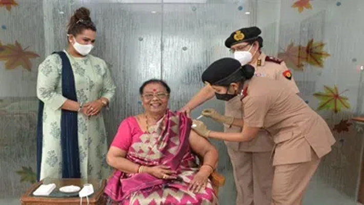కరోనా టీకా తీసుకున్న దేశ ప్రథమ మహిళ