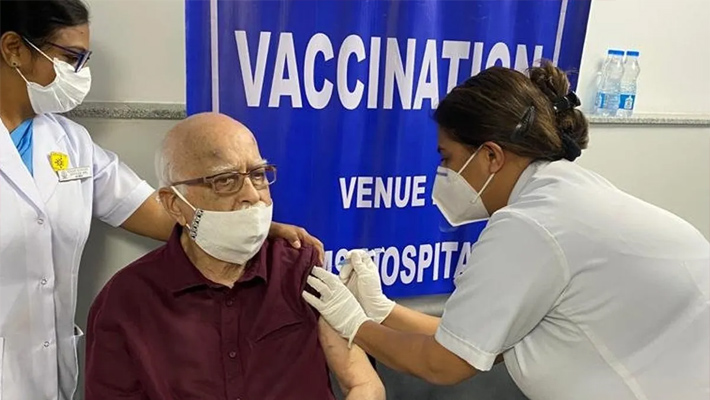 కొవిడ్ టీకా తీసుకున్న బీజేపీ కురవృద్ధుడు