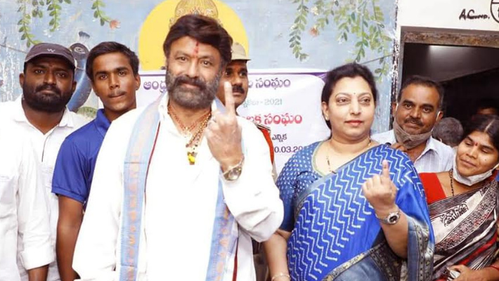 క్యూ లో నిలబడి జనంతో కలిసి….  సతీమణి వసుందర దేవి సమేతంగా ఓటు వేసిన బాలకృష్ణ