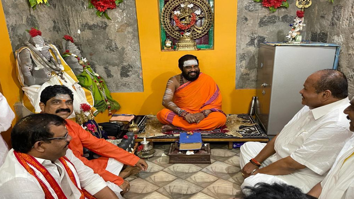 శ్రీ శ్రీ శ్రీ శివ స్వామి వారిని దర్శించుకున్న కన్నా లక్ష్మీనారాయణ మరియు పాతూరి నాగభూషణం