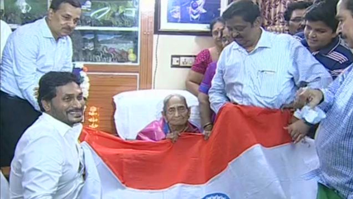 పింగళి వెంకయ్య కుమార్తెను సన్మానించిన సీఎం జగన్