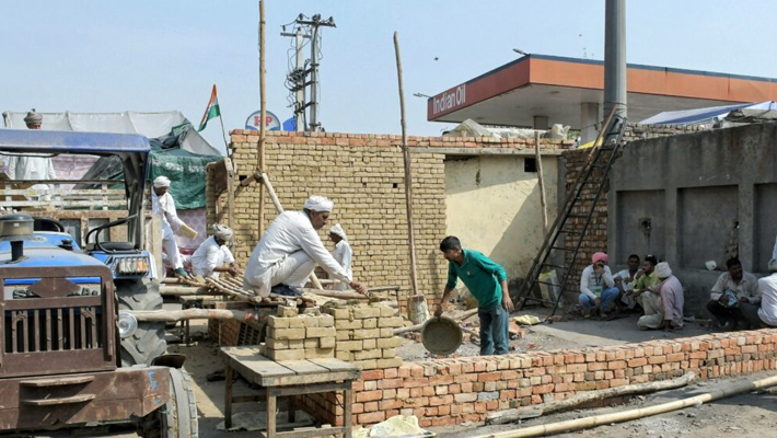 సరిహద్దుల్లో శాశ్వత గృహాలను నిర్మించుకున్న రైతు సంఘాల నేతలు