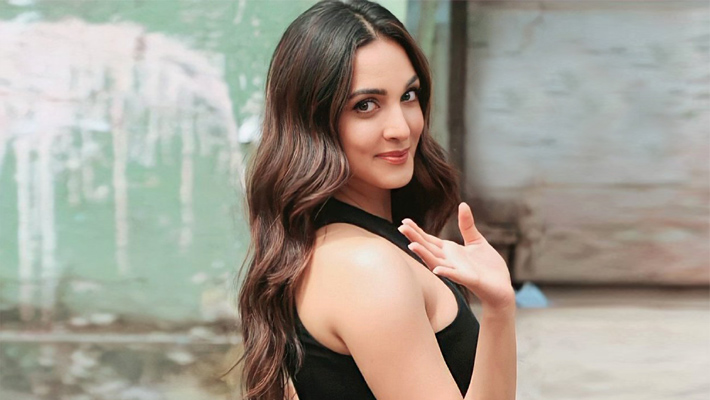 బాలీవుడ్ హీరోయిన్ కియారా అధ్వాని కోసం ఆర్ ఆర్ ఆర్ హీరోల పోటీ?