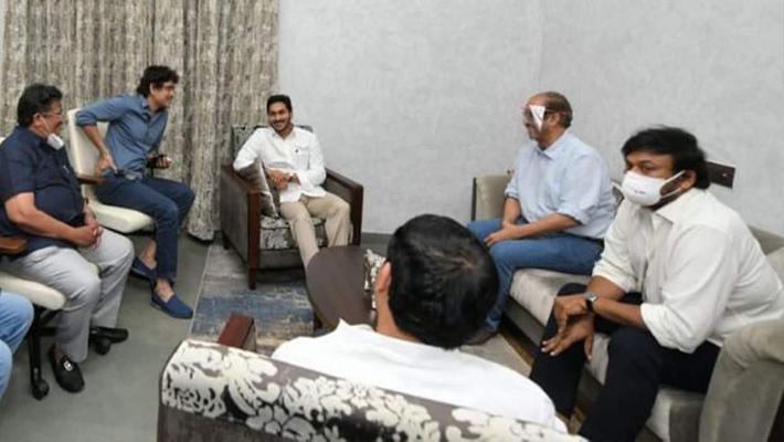 ఎమ్మెల్యేల కంటే సినిమా వాళ్ళంటేనే జగన్ కు నమ్మకమా ఏంటీ…?