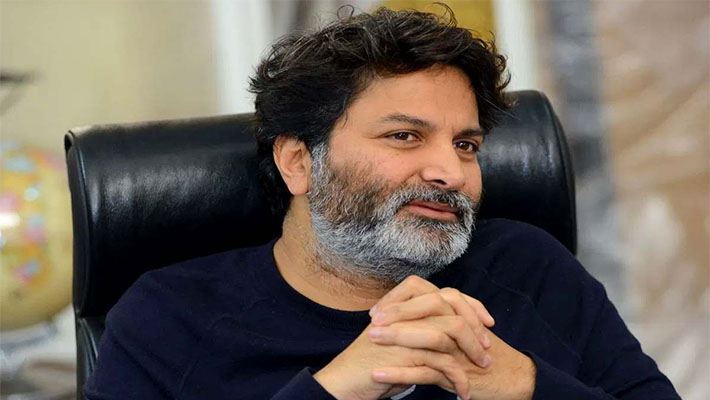 రాజమౌళి డెసిషన్ తో ముడిపడ్డ త్రివిక్రమ్ సినిమా..