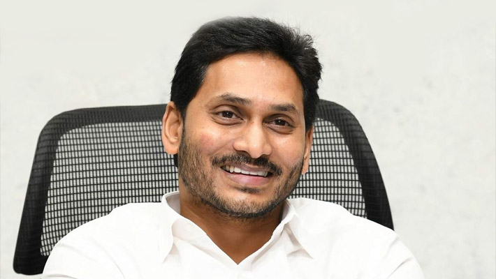 జగన్ వద్దకు మాజీ ఐఏఎస్, ఐపిఎస్ లు…?