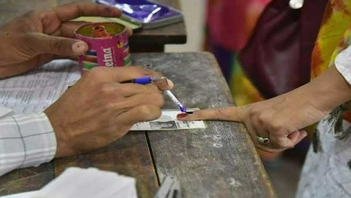 సిరా చుక్క ఎడమ చేతి చూపుడు వేలుకు కాదు.. కుడి చేతి చూపుడు వేలుకు