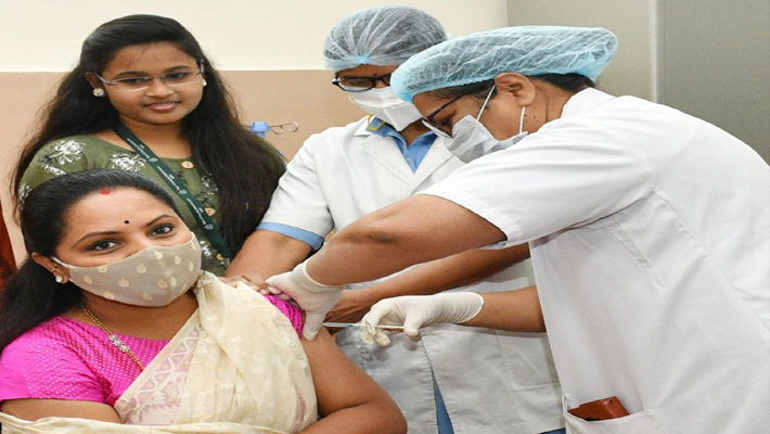 కరోనా వ్యాక్సిన్ తీసుకున్న ఎమ్మెల్సీ కవిత కరోనా వ్యాక్సిన్ తీసుకున్న ఎమ్మెల్సీ కవిత