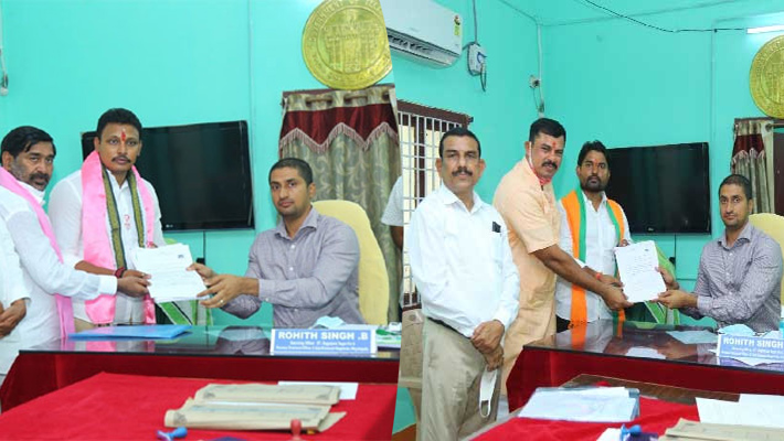 నామినేషన్ లు దాఖలు చేసిన టీఆర్ఎస్, కాంగ్రెస్, బీజేపీ అభ్యర్థులు నామినేషన్ లు దాఖలు చేసిన టీఆర్ఎస్, కాంగ్రెస్, బీజేపీ అభ్యర్థులు