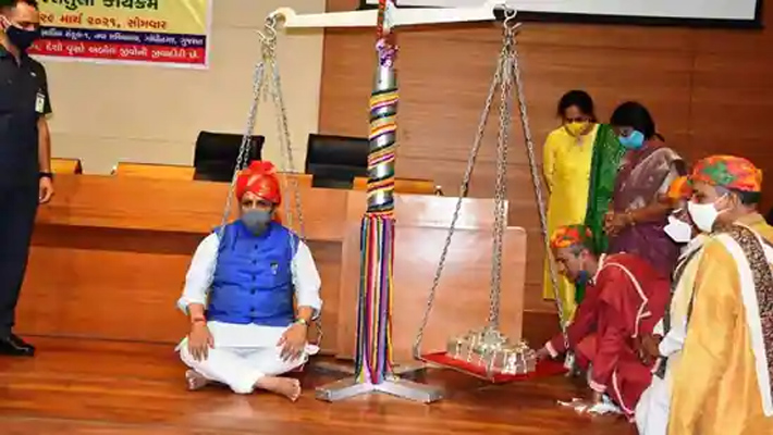 గుజరాత్ ముఖ్యమంత్రి తులాభారం….ఎందుకో తెలుసా?