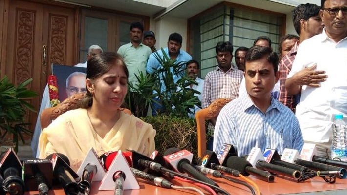 తమకే ఇలా జరిగితే… సామాన్యుల పరిస్థితి ఏంటి? : వివేకా కుమార్తె