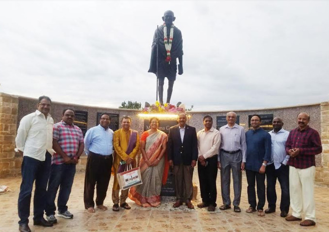 టెక్సాస్‌లో గాంధీ విగ్రహానికి తెలుగు ప్రముఖుల నివాళి