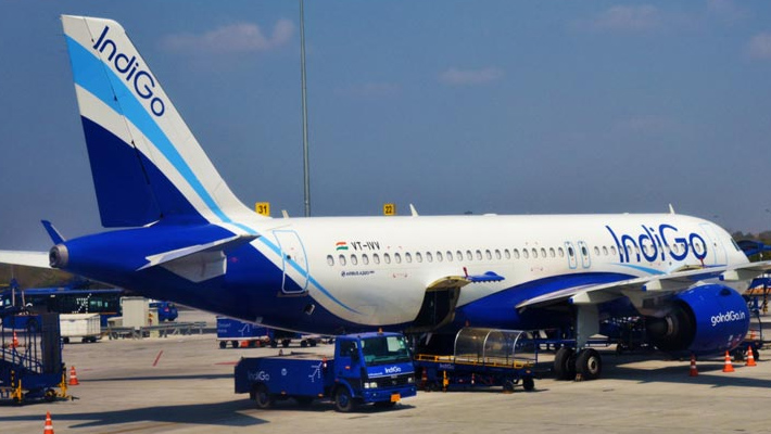 విమాన ప్రయాణికులకు గుడ్ న్యూస్.. కోరిన చోటుకే లగేజీ డెలివరీ విమాన ప్రయాణికులకు గుడ్ న్యూస్.. కోరిన చోటుకే లగేజీ డెలివరీ