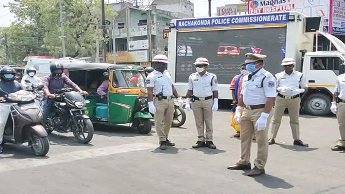 ఫొటో క్లిక్ మనడంతో దారికొచ్చిన జనాలు