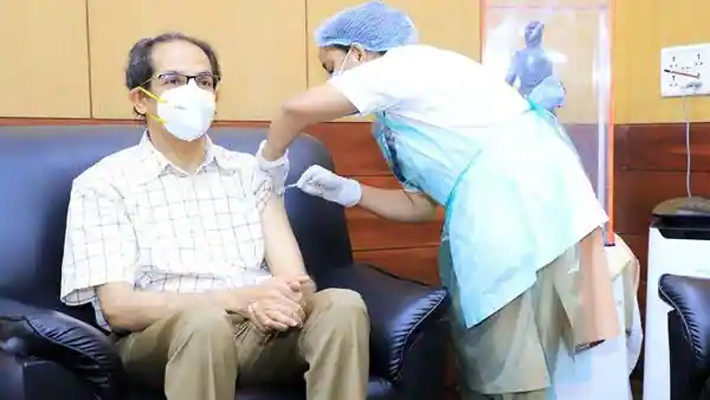 రెండో డోసు తీసుకున్న మహారాష్ట్ర సీఎం