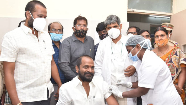 కరోనా టీకా తీసుకున్న మంత్రి శ్రీనివాస్ గౌడ్