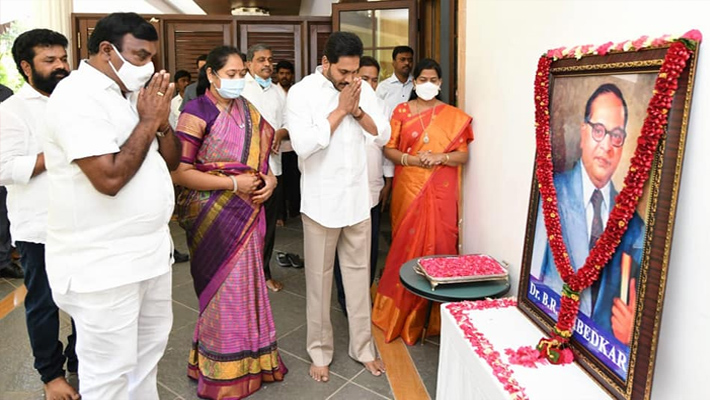 అంబేడ్కర్ కు సీఎం వైఎస్ జగన్ నివాళి