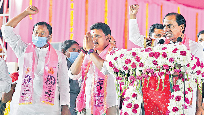 కమలం ఊసెత్తని కేసీఆర్.. తిట్లపై నీళ్లు! కమలం ఊసెత్తని కేసీఆర్.. తిట్లపై నీళ్లు!