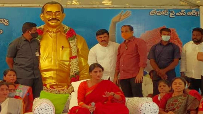 చందమామ లాంటి పిల్లుల రాలుతున్నా, కేసీఆర్ కు కనిపించదా? వైఎస్ షర్మిల