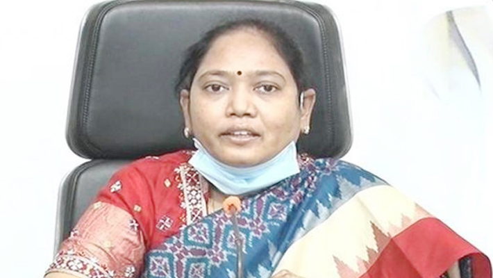 కరోనా వ్యాక్సిన్ వేయించుకున్న హోంమంత్రి