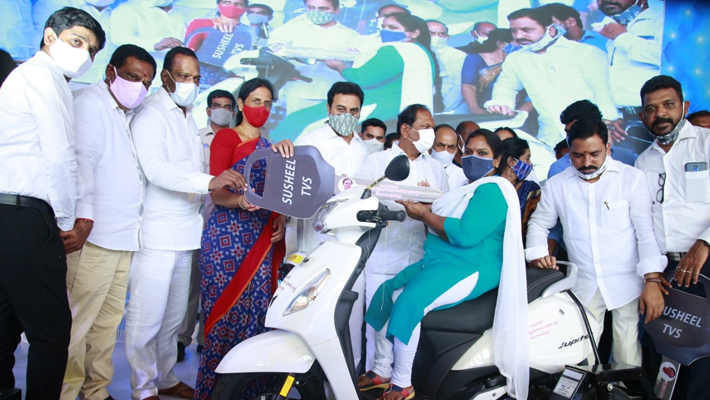 దివ్యాంగుల మొహాల్లో చిరునవ్వు చూస్తేనే మాకు ఆనందం : కేటీఆర్