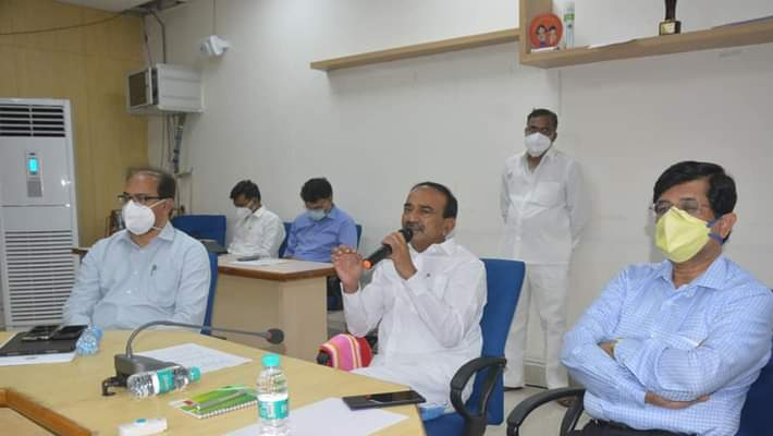 ప్రోటోకాల్ ప్రకారమే చికిత్స అందించాలి : ఈటల రాజేందర్