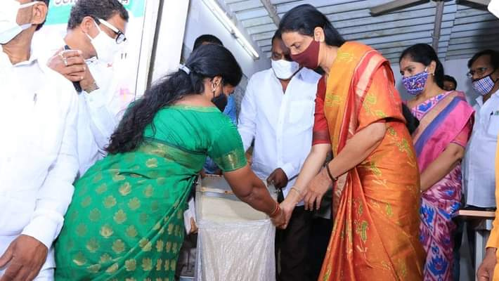 ప్రైవేట్ టీచర్లకు సాయం చేయడం దేశంలో ఎక్కడా లేదు : సబితా ఇంద్రారెడ్డి