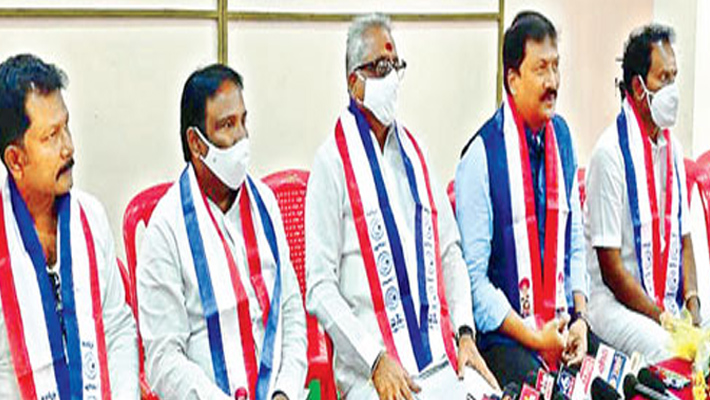 కేంద్రం వెనక్కి  తగ్గేవరకు పోరాటం ఆగదు…