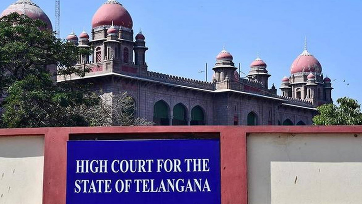 తెలంగాణ హైకోర్టు వద్ద న్యాయవాదుల సంబరాలు