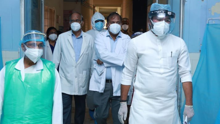 మనుషుల ప్రాణాలు పోతుంటే.. .రాజకీయాలు