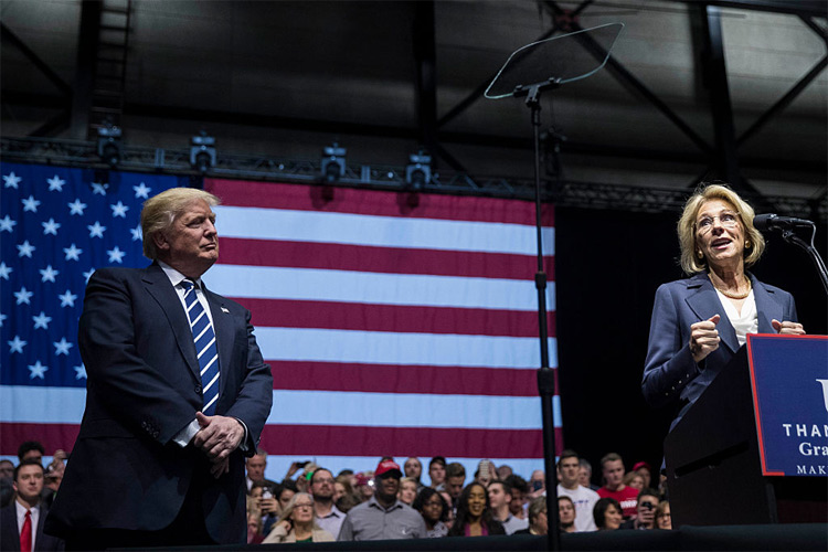 డొనాల్డ్‌ ట్రంప్‌ రెండో త్రైమాసిక వేతనం విద్యాశాఖకు దానం