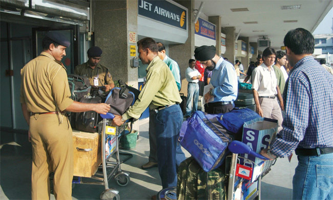 విమాన టికెట్ల బుకింగ్‌కు ఆధార్‌ తప్పనిసరి కాదు!