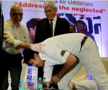 చంద్రశేఖర్‌కు పవన్ కళ్యాణ్ పాదాభివందనం