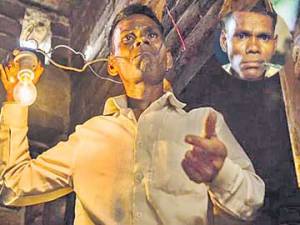 షాక్ : కరెంటే అతడి ఆహారం