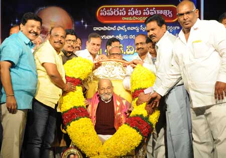 కళాతపస్వికి స్వర్ణకంకణం