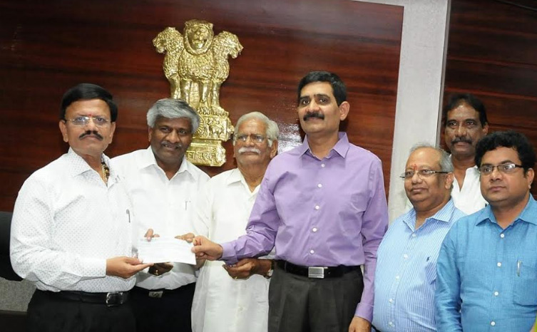 కృష్ణా కలెక్టర్‌ను కలిసిన జయరాం కోమటి