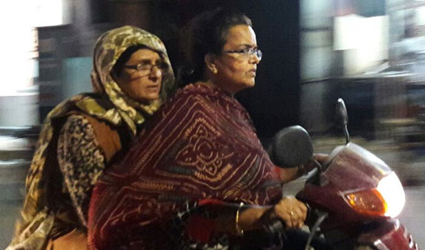 ఎలాంటి భద్రత లేదు : అర్థరాత్రి గవర్నర్ స్కూటర్ పర్యటన