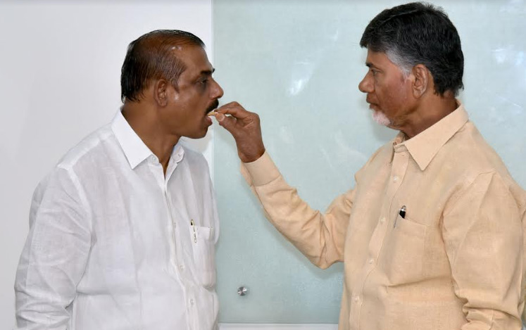 ముఖ్యమంత్రిని కలిసి శుభాకాంక్షలు తెలిపిన యల్.వి.ఎస్.ఆర్.కె. ప్రసాద్